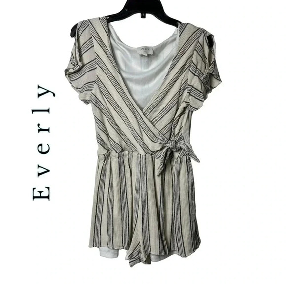 1744. EVERLY SHORT SLEEVE ROMPER STRIPES PATTERN‎ TIE IN FRONT SIZE LARGE CREAM - Picture 1 of 9